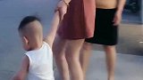 给孩子断奶好几天，宝宝急的在街上抓妈妈裙子，妈妈都无奈了