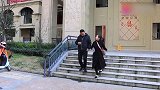 夫妻撘摩托车老婆坐在中间，老公总觉得什么不对劲！