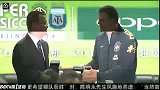 足球-14年-“南美超级德比杯”赛前发布会主办方与两支球队互赠礼物-新闻