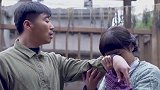 老公虽然呆傻，却对妻子有良心和感情，主动给她擦汗令人感动