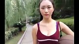 美女你穿成这样来打篮球 真的没有人能赢你！