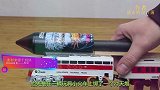 将烟花绑在玩具飞机上，点燃后会发生什么呢？速度太快不敢眨眼