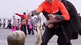 爆笑，男子被雕像绊倒和雕像打了一架，哈哈哈