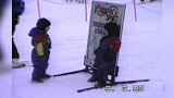 捣蛋鬼雪场硬推广告牌不成被反弹拍倒 亲妈：让你再淘！