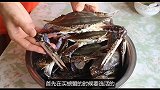 蒸螃蟹时，直接上锅蒸就错了，多加这一步，螃蟹不掉腿，还不流黄