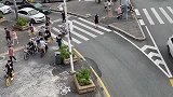 第一辆新能源礼让行人，为何后车开始烦躁不安，难道这不应该吗