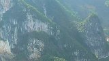 贵州深山一条悬崖上的挂壁公路，村民花了四年的时间才挖通。
