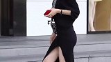 街拍，这气质怕是大哥的女人，美女这逆天大长腿，太养眼了！