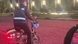 每一个晚归的人都有一个共同的理由—生活
