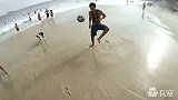 会踢沙滩足球的汪星人，难道只有我盯着陪玩的肌肉男？