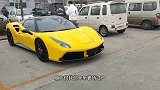 这法拉利488颜色真是吸睛，让人忍不住回头