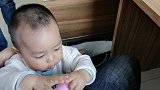 小孔宝玩一圈回家先找爸爸，先要爸爸给抱一会，这么喜欢爸爸啊