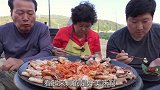 韩国家庭的一顿饭，妈妈这样做的五花肉，父子二人直接打了起来！