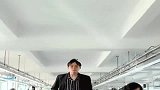 工厂小伙休息时间跳舞，舞姿优美动人，小姐姐爱上了！