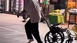 是什么力量让他拽着轮椅跑