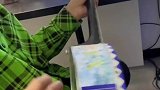 用饼干盒子做吉他弹奏周杰伦著歌曲。你听出是哪一首了吗