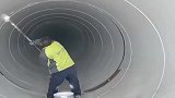管道内突然起火，大哥想用漆料灭火
