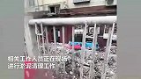 直击北京门头沟城区洪水退后-抛锚车辆横七竖八 道路泥泞垃圾遍地