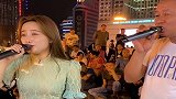 美女和粉丝合唱《何时了却这牵挂》，吸引了无数人围观，好听极了