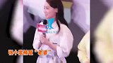 张小斐路演被女粉喊“老婆”，吓到捂嘴瞳孔地震，手足无措太可爱