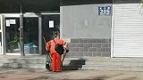 环卫工人工作背音响放音乐，女子：心中有曲自然嗨！网友：这心态也太好了！