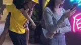 男子喝醉，女友叫跑腿来背回家，女友趁机突击检查手机