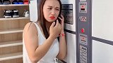 这女孩看着不聪明的样子，储物柜都不会开，好尴尬
