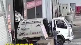 垃圾车连人带车倒翻坠入23米垃圾库！