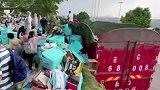 高考结束后考生大撤退，整箱整箱的书和复习资料被丢掉