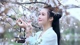 汉服小姐姐太美了，惹得桃花朵朵开