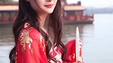 杭州西湖拍到姑娘，一身汉服，最后的笑是初恋的感觉吧！