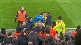 实拍范德芬、波罗和帕利尼亚与热刺球迷产生争执