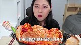 非洲大妈吃“巨型”龙虾，花了整整2000块，打开后这闹着玩呢