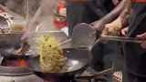 厨师熟练的炒菜，这颠勺学到了精髓