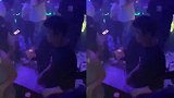王思聪现身酒吧八名女子相伴左右 与长腿美女贴面热聊