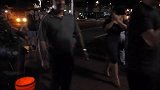 打扮成草人故意吓路人，路人被吓得大叫起来，太坏了