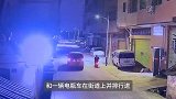 离奇事故！小车行驶撞到路面翘起井盖，车尾弹起偏转90度砸倒一旁骑手