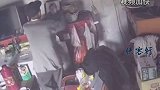 监控中的画面让人泪目……外公深深亲吻外婆遗像，网友：外公太想念外婆了……