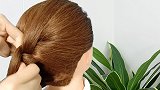 40岁的女人一定要让自己更加时髦气质，首先发型这样盘起来