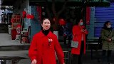 儿子结婚当天，妈妈走路都带风，脸上都快笑出了花儿来