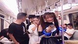 小伙地铁上偷美女手机，后面小姐姐提醒她却被打，结果太逗了