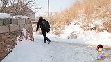 老公说出差，媳妇偷偷摸摸打电话，老公悄悄回家，推开门站住了