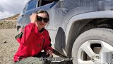 自驾西藏陡坡急弯抄近路，猛踩油门车头弹飞离地，轮胎直接扎爆