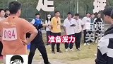 运动会上惊险一幕，选手直接把铅球误扔向裁判