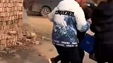 女子冬至后回娘家，家人们都早早在门口等待，哥哥们上前抢红包