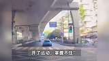 武汉一辆小米SU7弯道甩尾撞到路边，工作人员：司机是新手，系弯道急加速导致