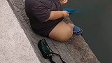 小伙用非常简易的鱼竿钓鱼，没想到还能秒上钩