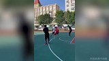 防不胜防！球场勾手老大爷 一投一个准
