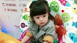 小宝贝坐摇摇的样子，真的超级可爱