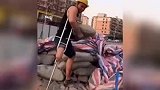 独腿小伙拄拐杖在工地搬水泥，努力拼搏自食其力让人钦佩